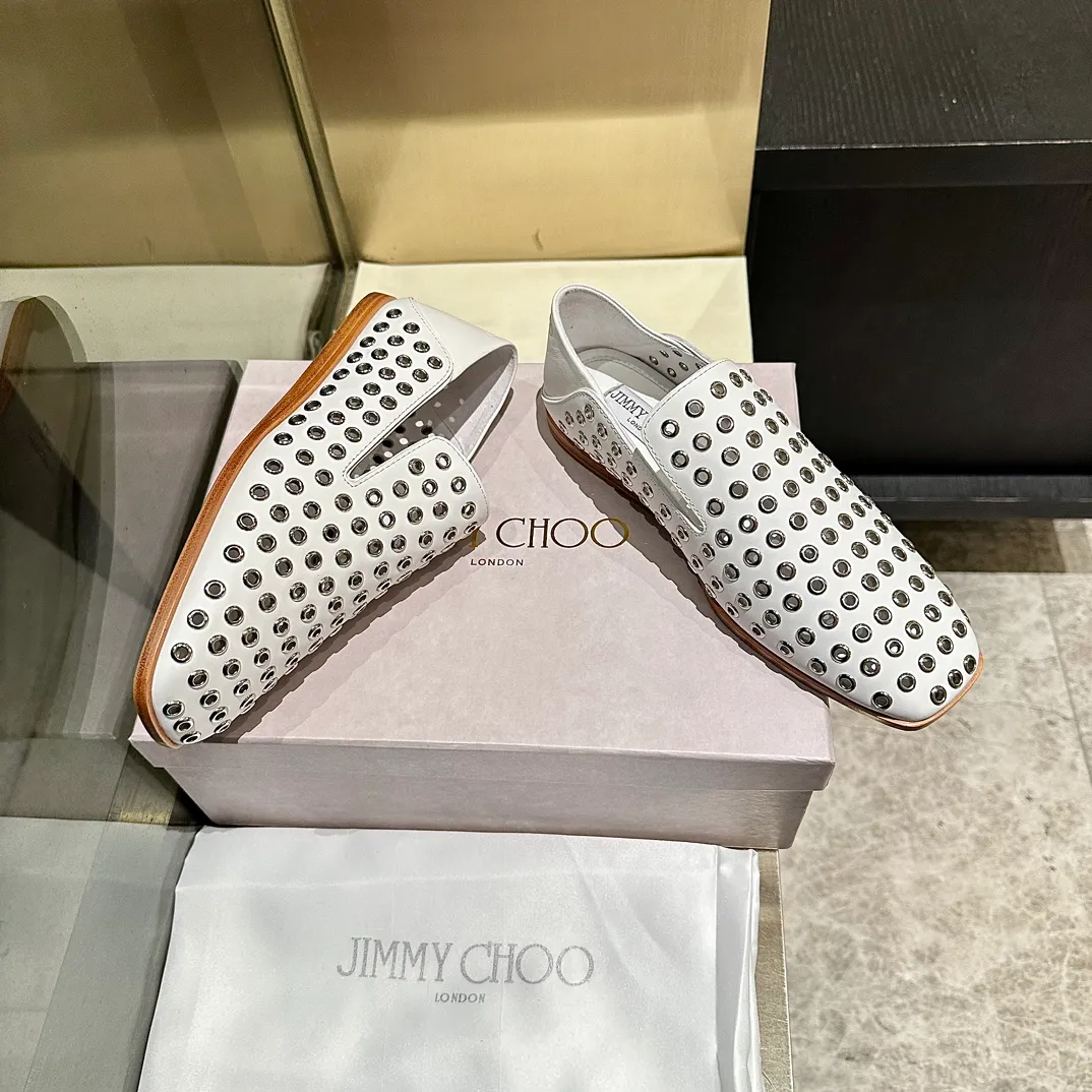 👟👟Ex-factory price 660👟👟 The new JIMMY CHOO, Loaf shoes, exclusive sale, rivet decoration design style is very unique, designed with the latest technology, strong three-dimensional effect👍Multiple technologies are integrated together, subverting fashion, super stylish! The combination is super beautiful. The original version is 1:1, versatile and trendy, both salty and sweet! Size: 35-40 Outsole: Leather outsole